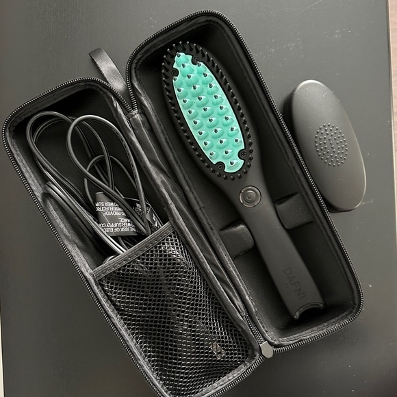 DAFNI Other - DAFNI Hair Straightning Brush
